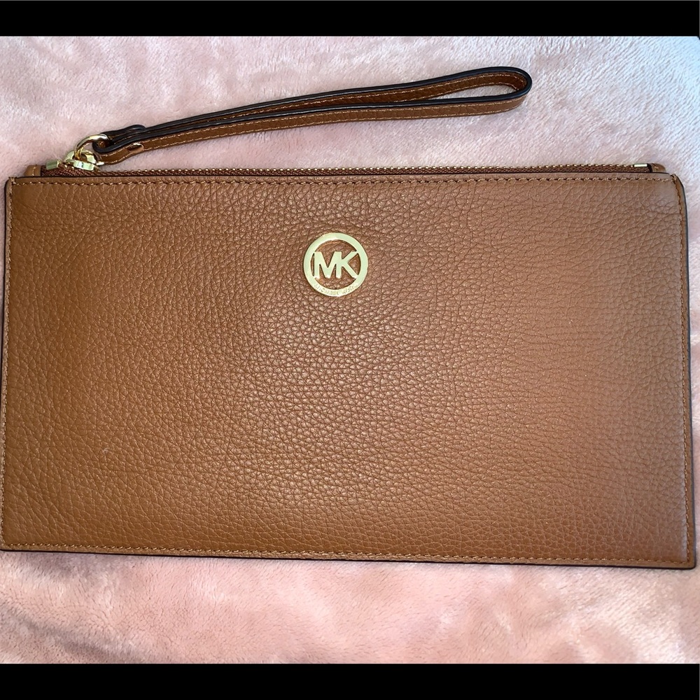 Michael Kors wristlet - Picture 1 of 5